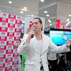 El actor colombiano deleitó al público y a los clientes de las tiendas de ropa RM.