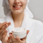 Aunque es muy común hacerlo, lo mejor es no meter los dedos en la crema para evitar las bacterias.