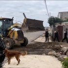 Con maquinaría pesada ingresaron al sector para retirar las barricadas que obstaculizaban el tránsito vehicular.