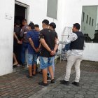 Los agentes arrestaron a los sospechosos y decomisaron varias armas de fuego.