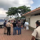 El asesino llegó en un carro blanco, se bajó y avanzó a pie hacia su víctima.