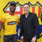 Pedro Pablo Perlaza (i) ya se puso la camiseta de Barcelona.