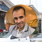 Benny es el propietario del restaurante ubicado dentro del centro comercial.