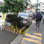 En el sitio en el que se produjo el crimen aún estaba parte de la cinta que usaron agentes policiales para acordonar la zona.
