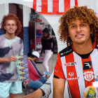 Davis Camacho jugador del Técnico Universitario ayuda a su padre Milton a vender lotería en Babahoyo