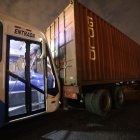 Un bus chocó con un vehículo de carga.