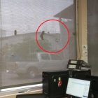 Así quedó una ventana de las oficinas de tránsito de Durán en un atentado anterior