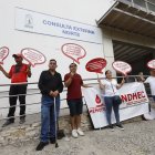 Con carteles, los pacientes expusieron la importancia de contar con las medicinas por su condición.