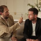 Leo Messi (d) y el actor colombiano Andrés Parra (i) durante una de las escenas de la serie "Los Protectores".