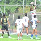 Elvis Valdez (d) tiene un gran parecido físico al meta del Bombillo y comparten la ubicación en la cancha.