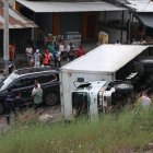 Un camión se volcó en Paraíso de la Flor.