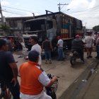 Un vehículo fue incendiado por la población indignada en Daule tras un accidente.