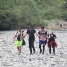 Erick Pacheco (izquierda) junto con su familia ayudó a un venezolano de la tercera edad a atravesar el Darién.
