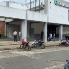 Las actividades en el interior de la entidad bancaria permanecían paralizadas.