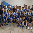 Los chicos del equipo Grupo Alcívar después de    ganar a Canteros Valle Alto.