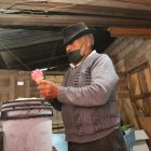 En cincuenta centavos, Manuel vende sus deliciosas creaciones.