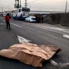 En la vía quedó el cuerpo de la víctima.