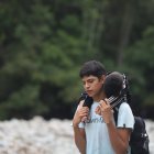 Los más pequeños no soportan más y deben ser cargados por familiares u otros viajeros que puedan ayudar a seguir el  trayecto selvático.