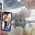 Doña Susy en su puesto de jugos y bien alegre con los candidatos Otto Sonnenholzner (derecha) y Daniel Noboa.