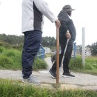 Moradores salen con palos para buscar a los delincuentes.