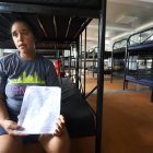 La venezolana Dugleidis muestra el informe del estado de salud de su bebé, tras haber sido violada.