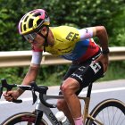 Con la rodilla ensangrentada, Richie culminó la vuelta.