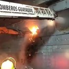 Para atender la emergencia, los bomberos utilizaron hasta una pala mecánica.