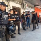 La Policía no pudo evitar que los familiares de un joven acribillado se llevaran el cadáver sin esperar a Criminalística.