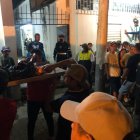 Amigos y parientes de las víctimas acudieron al centro forense de la localidad fluminense.