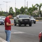 Los ciudadanos dicen sentirse en peligro cuando cerca circula un carro sin el distintivo.