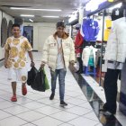 Los clientes de las réplicas triple A se pasean con sus compras por La Merced, en busca de más ‘cachina’ económica.