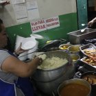 Alba tiene a su lado un papel con el valor de cada plato. El precio se exhibe justo en la entrada .