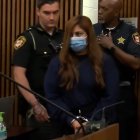 Kristel Candelario a su ingreso a una corte en Estados Unidos