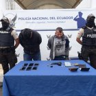Los detenidos estaban en posesión de una mochila, un arma y dispositivos móviles.