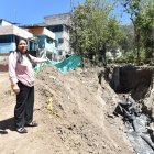 En el sitio cavaron una zanja de unos cinco metros de ancho y colocaron un plástico.