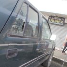En los carros que estaban estacionados cerca de donde fue el ataque armado podían observarse orificios provocados por los proyectiles.  La tienda también quedó con huecos en las rejas.