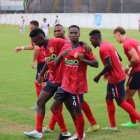 Equipo principal del Everest celebra el gol de la victoria en el partido frente a Filanbanco.