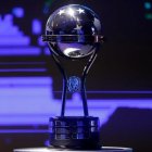 El trofeo que se le entrega al campeón de la Copa Sudamericana