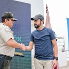 El alcalde de Durán, Luis Chonillo, en conjunto con miembro de la Policía Nacional