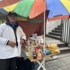 René Pérez es uno de los carameleros que rota en los cinco puestos que tienen en Quito.