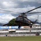 El helicóptero aterrizó en la cancha del estadio Olímpico de Ibarra tras la paralización del juego entre La Cantera FC e Independiente Ibarra.