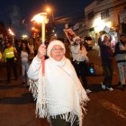 Solanda Rea lidera una de las marchas de antorchas en el sector.
