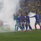 En el Clásico del Astillero, los hinchas de Barcelona lanzaron bengalas al campo de juego, cerca de los jugadores de Emelec. 
PERIODISTA :GINO ZAMBRANO 

FECHA : 03/06/2023 

Agencia (ag-extra)
