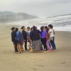 La mañana de este jueves 6 de julio, familiares de Eriberto Holguín caminaban por la playa y también oraron para hallar al desaparecido.