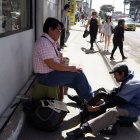 El adulto mayor lustra zapatos en el sur de la capital.