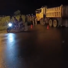 Vía cerrada por el transporte pesado en la Amazonía.