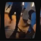 En el video se observa como el comerciante informal es golpeado