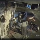 Kelvin Suárez se desplomó y fue a dar al piso, luego de recibir el tiro. Quien disparó lo habría llevado al hospital.