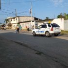 Familiares de la víctima llegaron al sitio del crimen y la vieron tendida en la calle.