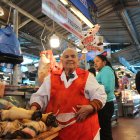 La comerciante trabaja  con una empleada.